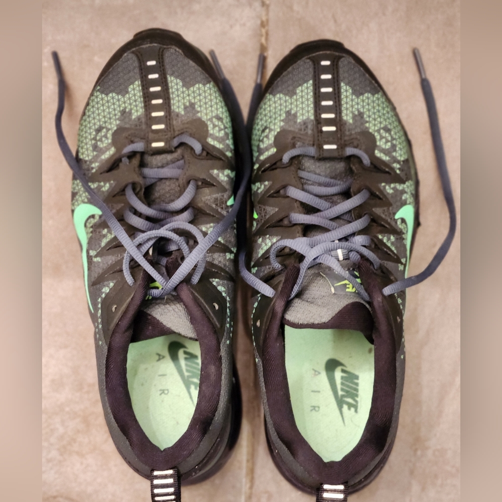 Green and Black Nike Air Max size 9and half, Worn once